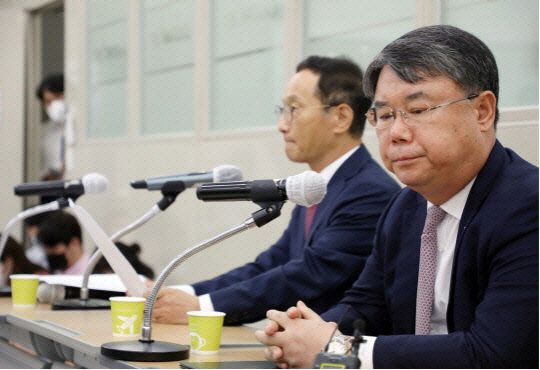 최종구(오른쪽) 이스타항공 대표가 지난달 29일 강서구 본사에서 제주항공과의 인수·합병과 관련해 기자회견을 하고 있다. <연합뉴스>